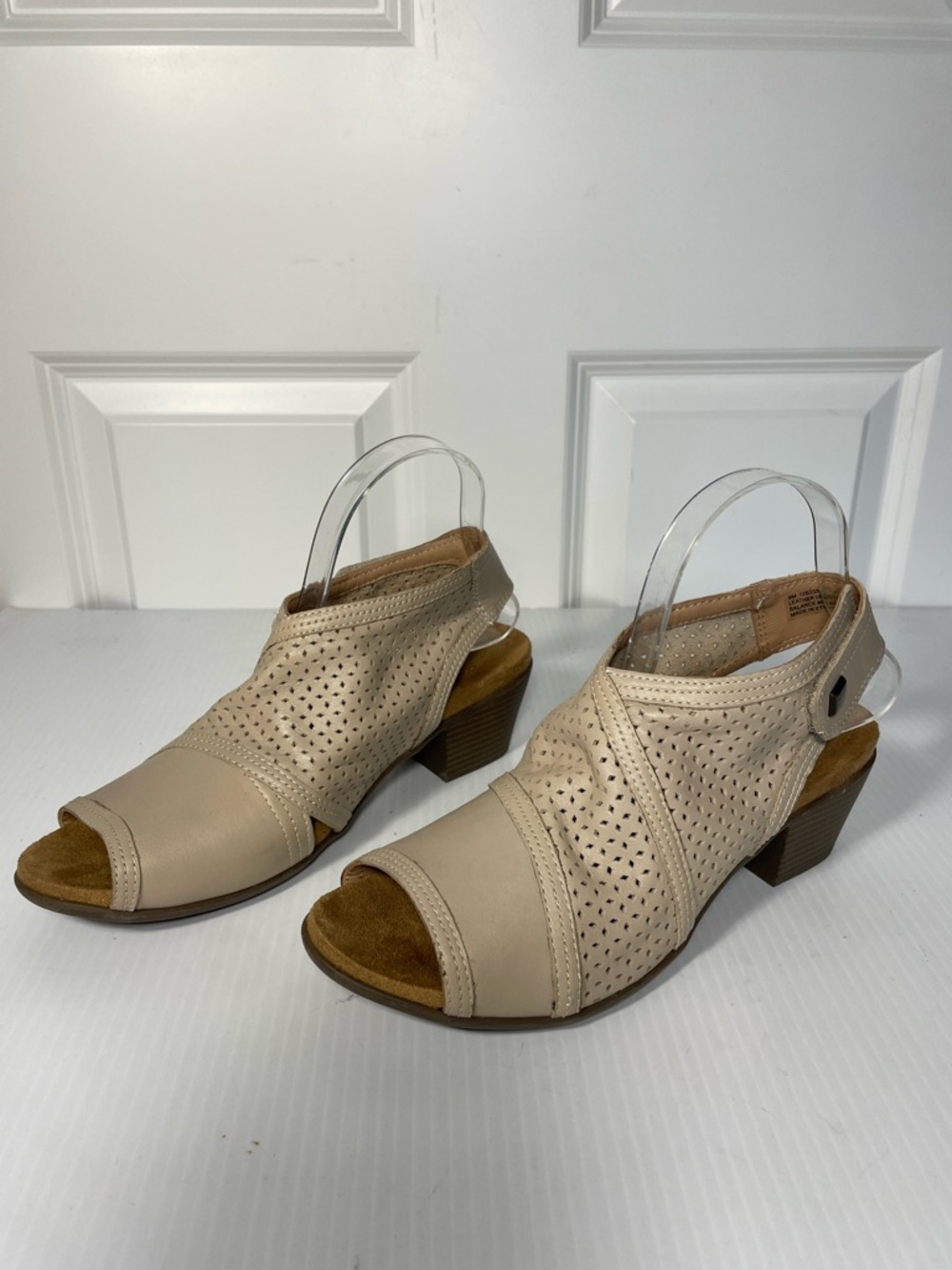 Array Leather Perforated Sandals Size 9 Slingback Heels Open Toe Beige Cream